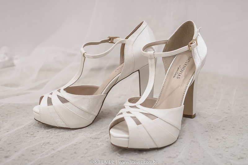 Sapatos para noivas: como escolher de acordo com o seu vestido